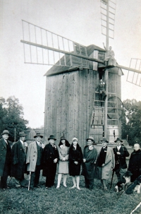 Otec Jana Tichého Josef (druhý zprava) s první manželkou, známými a sousedy před mlýnem, který postavil dědeček Jana Tichého / 1930
