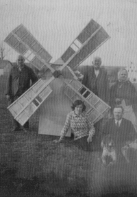 Prarodiče a rodiče Jana Tichého před maketou mlýna v Porubě / asi 1934