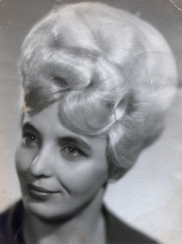 ateliérová fotografia Kristíny Koníkovej - mladé dievča, ktoré odišlo zo Starej Myjavy, aby začalo nový život v Trenčíne