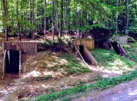 zrekonštruované bunkre, kde sa počas druhej svetovej vojny a Slovenského národného povstania ukrývali partizáni, ktorým nosila Kristína správy a jedlo