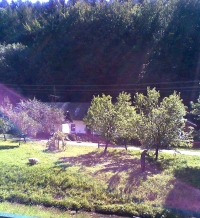 dom Kristíny Koníkovej pod úpätím hory Jurášová - za ňou boli partizánske bunkre