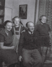 František Schnurmacher s ženou Vally a dcerami Helenou (vpravo) a Hanou