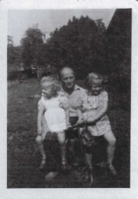 František Schnurmacher with his daughters Hana and Helena 