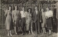 Jaroslav Hutárek na snímku třetí zleva, uprostřed snímku manželka Eliška, třetí zprava bratr Jiří, druhá zprava sestra Ludmila