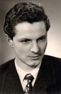 Vladimír Dvořáček, maturitní fotka, rok 1955