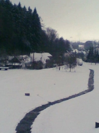 zimná Stará Myjava, vľavo dom rodiny Koníkovcov