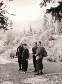 Otokar Simm s rodiči (oba stojí vpravo) v roce 1958 na dovolené na tatranském Šrbském Plese