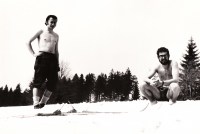 Otokar Simm (vlevo) při jarním lyžování v Jizerských horách v 60. letech minulého století