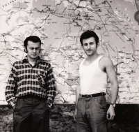 Otokar Simm (vlevo) v roce 1968 před mapou Jizerských hor