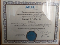 Největší profesní pocta pana Ulbrechta - přijetí mezi vědecké kruhy v USA. Obdržel titul „fellow“, tj. člen učené společnosti Amerického institutu chemického inženýrství