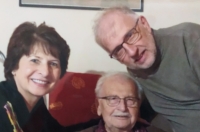 Se svými dvěma dětmi. Obě děti jsou již v důchodu. 