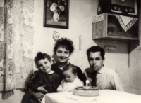 Dostálovi s dcerami v Benátkách nad J., 1963