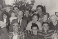 Rodina Bubeníkova s příbuznými a konzulkou ambasády USA. Rájov, Vánoce 1991.