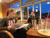 Příprava žákovského týmu na natáčení rozhovoru s pamětníkem.