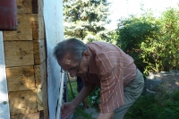 Pamětník během výpomoci na stavbách svých bližních, 2015