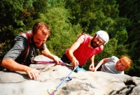 Otokar Simm (uprostřed) při zdolávání pískovcového vrcholu v Českosaském Švýcarsku