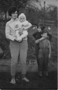 S maminkou Martou a sestřenicí Alenou, statek Fryšták, 1968