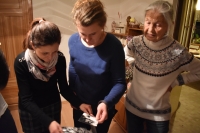 Žáci procházejí archiv fotografií s pamětnicí