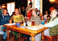 Otokar Simm (druhý zprava) na křtu knihy v roce 2008. Zcela napravo sedí spisovatel Miloslav Nevrlý, nalevo od Otokara Simma fotograf Jan Pikous a zcela vlevo spisovatel Marek Řeháček