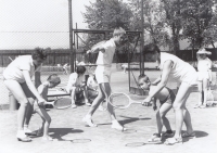 Tenisová škola. Zleva Jitka Bubeníková, děti ?, matka Vlasta Holečková. Ústí nad Labem (Duchcov), 1972.