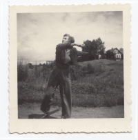 Jitka Bubeníková při tréninku atletických disciplín. Kutná Hora, 1951.