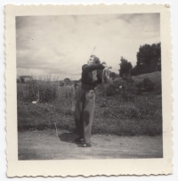 Jitka Bubeníková při tréninku atletických disciplín. Kutná Hora, 1951.