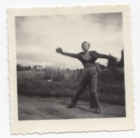Jitka Bubeníková při tréninku atletických disciplín. Kutná Hora, 1951.