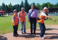 Na Seniorských hrách. Zleva ??, Jitka Bubeníková, ??, manžel Josef Bubeník. Praha, 2012.