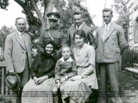 Rodina Jana Kopečka, otce pamětníka. Jan Kopeček st. je v uniformě československé armády, vedle něj stojící jsou jeho bratři. Bratr Josef (vlevo) byl také členem odboje organizovaného Českobratrskou církví, nacisty odsouzený k trestu smrti. Nakonec odsouzen na 15 let káznice, část obvinění na sebe vzal českobratrský kněz, který byl následně popraven.