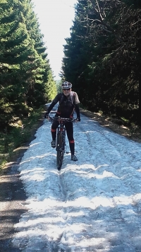 Otokar Simm na jaře 2020 na kole v Jizerských horách (Kasárenská cesta)