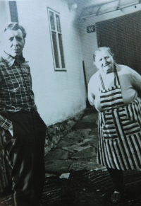 Bohumíra Pressfreundová se synem Oskarem. Německá rodina, která žila s rodinou Poulíkových na Bystřině
