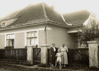 Před domem v Jemnici