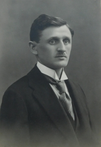 František Kruš – učitel z Moravičan, první organizátor odboje na Lošticku, který byl 14. ledna 1944 při zatýkání zastřelen gestapem