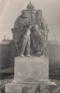 Marie Podařilová (vlevo) na výletě (1954)