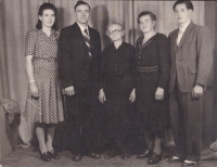 Švihlíkovi
Rodina Josefa Švihlíka, červen 1948, zleva Věra Švihlíková/Maroušková, Josef Švihlík, Anežka Propílková - roz. Žďárská, Helena Švihlíková - roz. Propílková, Evžen Švihlík