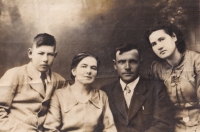 Evžen Švihlík (vlevo) s rodiči a sestrou před odjezdem z Volyně, rok 1946