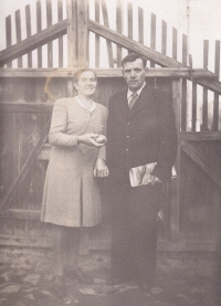 Lubenec u Kinštových, rok 1949, Helena a Josef Švihlíkovi na návštěvě u sestry Josefa