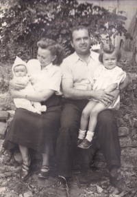 Jiřina Hájná a Boris Hajný s dcerami, 1951