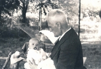 Dědeček Hilarius Ilkovič s malou Dagmar, 1951