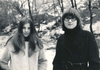 Dagmar (vlevo) se sestrou Evou v Bratislavě, cca 1966