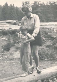 Dagmar s maminkou Lenkou ve Vysokých Tatrách, cca 1954