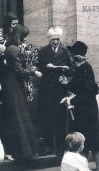 Promoce, 1974, vpravo rodiče Dionýz a Lenka, vlevo sestra Eva