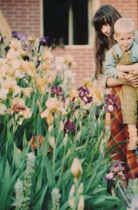 Se synovcem Tomášem na zahradě rodinného domu v Bratislavě, cca 1982