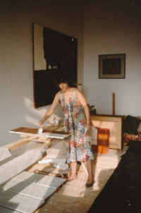 Dagmar natírá nábytek věnovaný V. Havlem, Rašínovo nábřeží, 1985