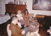 Helsinky Watch u Havlů v době zavření V. Havla, 1989 (odzadu Dagmar Havlová, Olga Havlová, Karel Schwarzenberg, Ivan Havel)