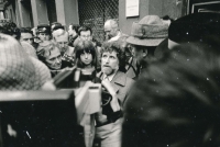 Dagmar uprostřed s Ivanem Havlem při soudu s Václavem Havlem, 1989