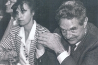 Na nějakém ekonomickém fóru – snad na Univerzitě Karlově v Praze, 1990 (vpravo George Soros)
