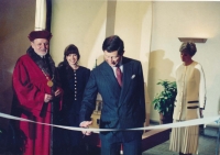 Otevření výstavy Ohrožené památky Nadace OF, cca 1999 (zleva Radim Palouš, Dagmar Havlová, princ Charles, Diana)
