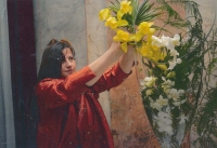 Dagmar při aranžování květů, 2008
