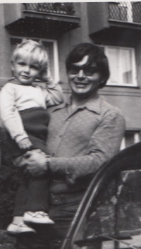 Miroslav Jeník se svým synem v první polovině 70. let 20. století. Na očích má černé brýle, které musel nosit poté, co utrpěl zranění při výbuchu ruské cisterny v Desné